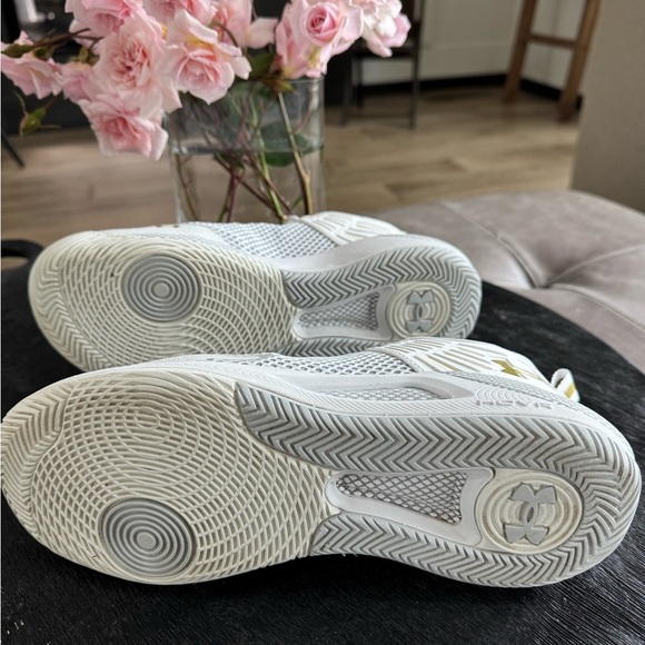 Under Armour White Women's NWOT Sneakers - Picture 6 of 8
